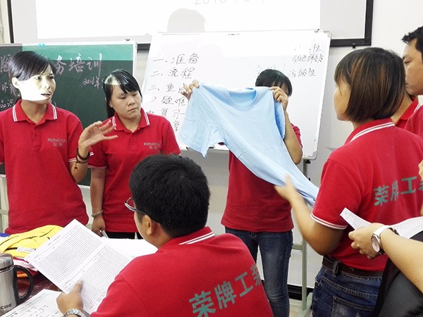 pokerking官网员工培训现场